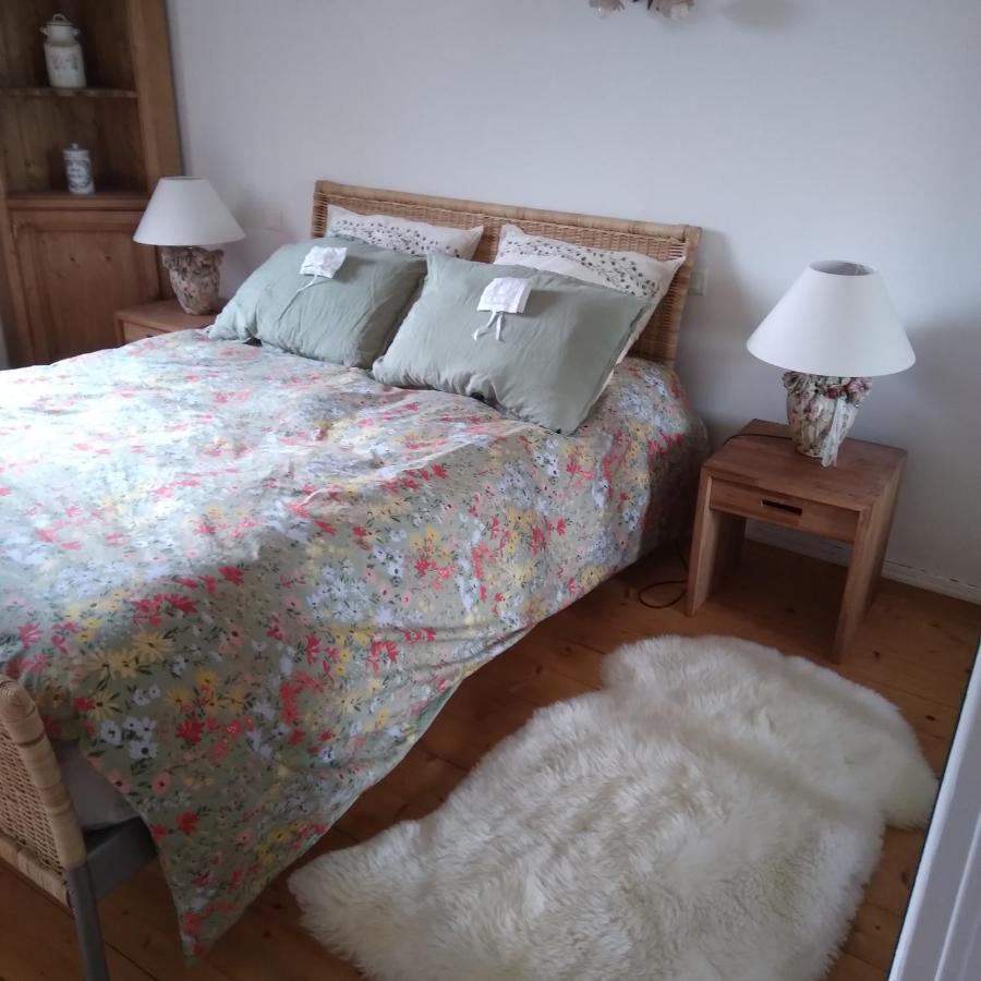 Bed and Breakfast Les Dames De La Saugiat Le Fied Екстер'єр фото