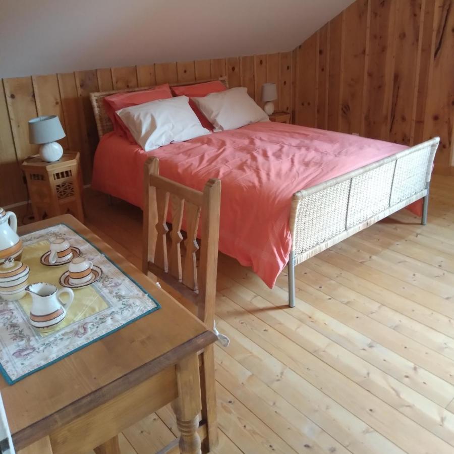 Bed and Breakfast Les Dames De La Saugiat Le Fied Екстер'єр фото